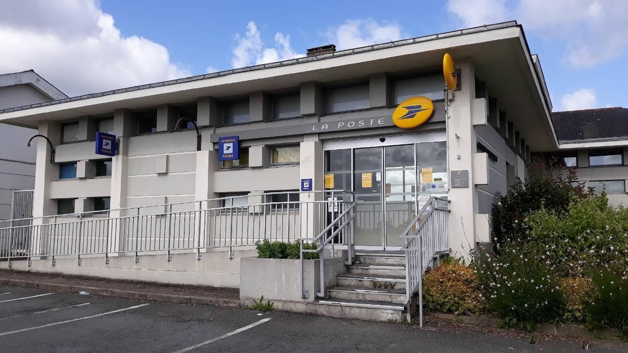 La Poste - Saint Pierre Montlimart